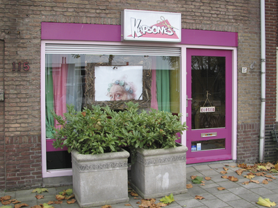 908337 Gezicht op de winkelpui van kapsalon Kapsones (Blauwkapelseweg 115) te Utrecht.